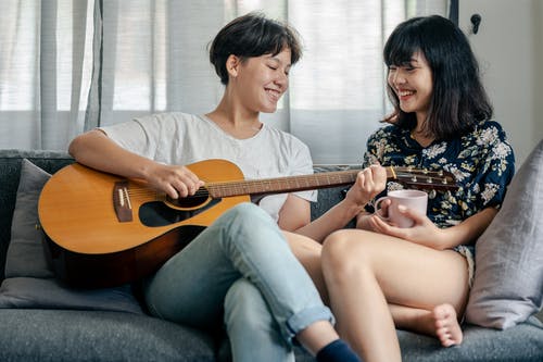 出軌男人在小三眼前貶低妻子，是什麼心理？